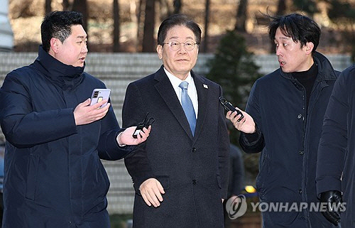 이재명 더불어민주당 대표가 18일 서울 서초구 서울중앙지법에서 열린 '대장동 배임·성남FC 뇌물' 관련 1심 속행 공판에 출석하기 위해 법정으로 향하고 있다. [연합뉴스]